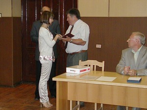 директор филиала Сокол В.В. вручает диплом
